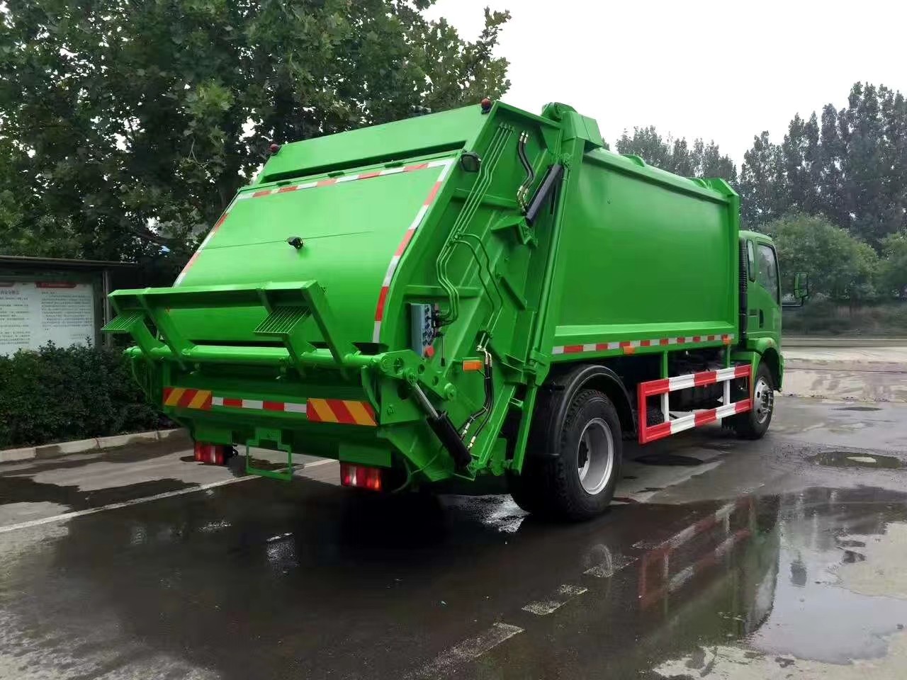 Camion-poubelle à compacteur