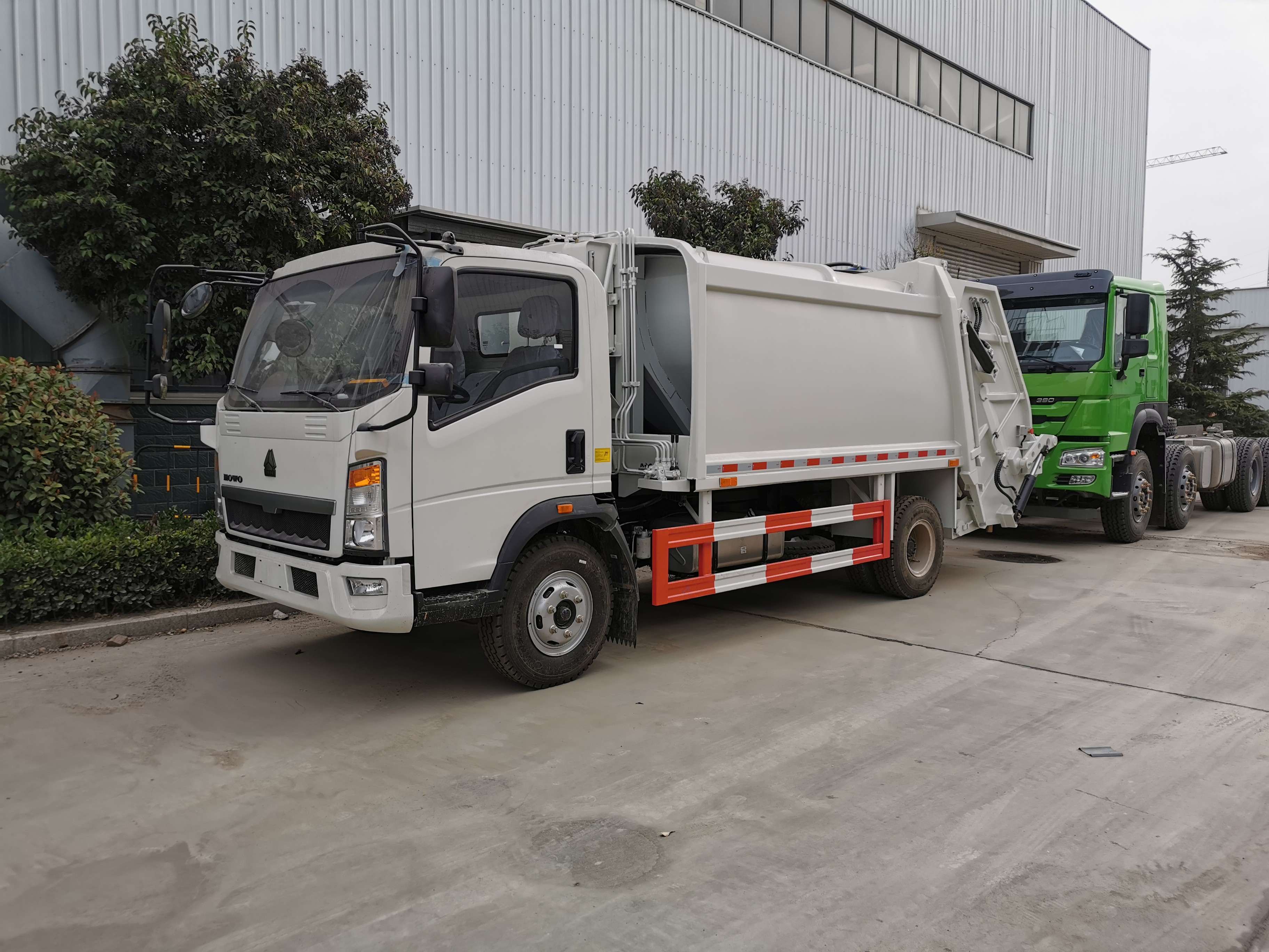 Camion-poubelle à compacteur