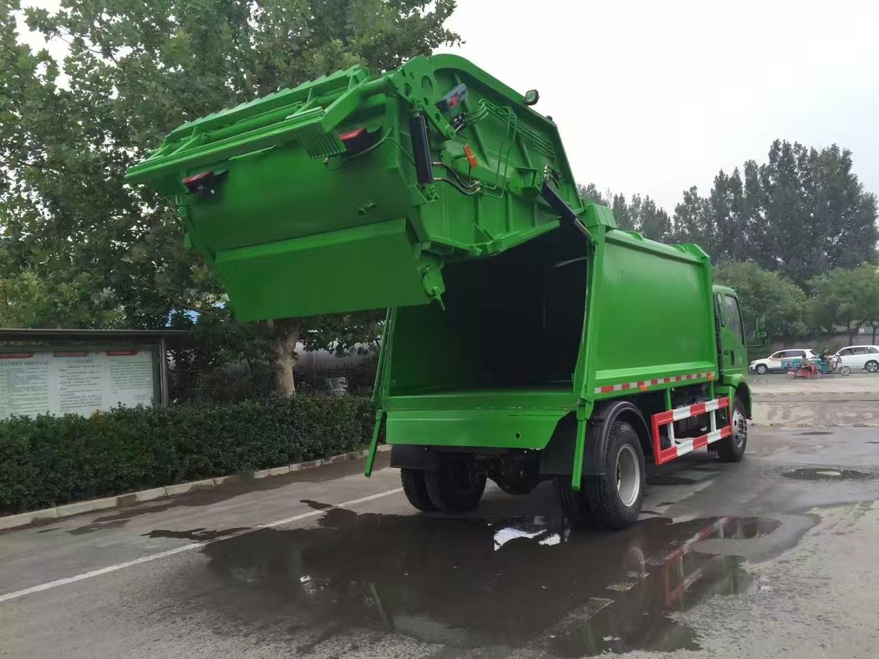 Camion-poubelle à compacteur