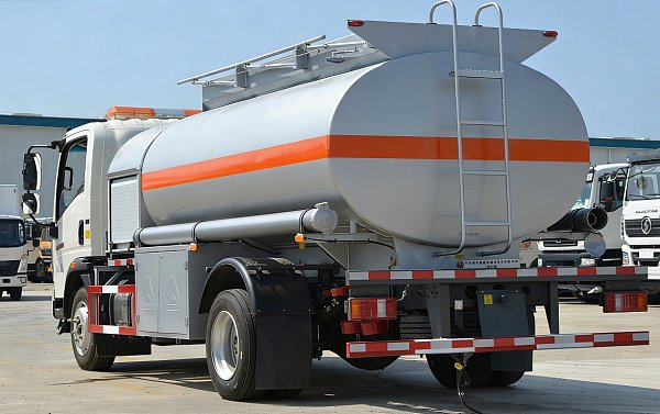 Camion-citerne léger