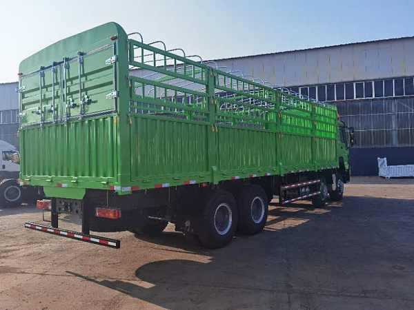 Camion à cage latérale