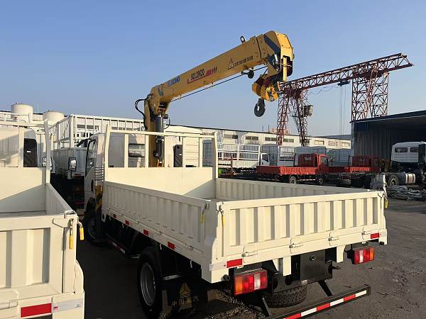 Camionnette équipée d'une grue embarquée