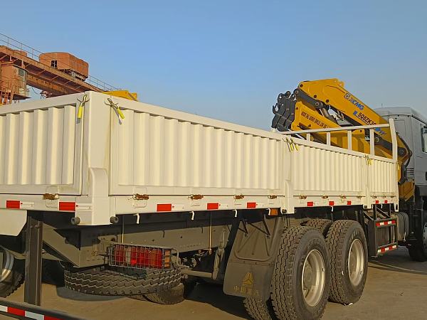 Camion-grue HOWO TX 6×4 (1)