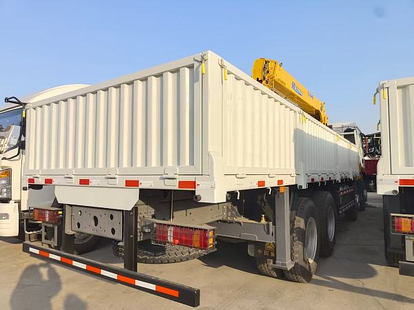 Camion-grue HOWO TX 8×4 (3)