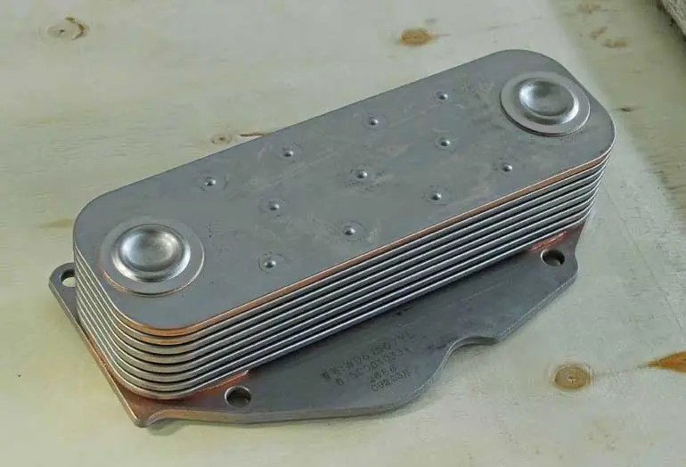 RÉFRIGÉRATEUR D'HUILE, PIÈCES DE RECHANGE HOWO