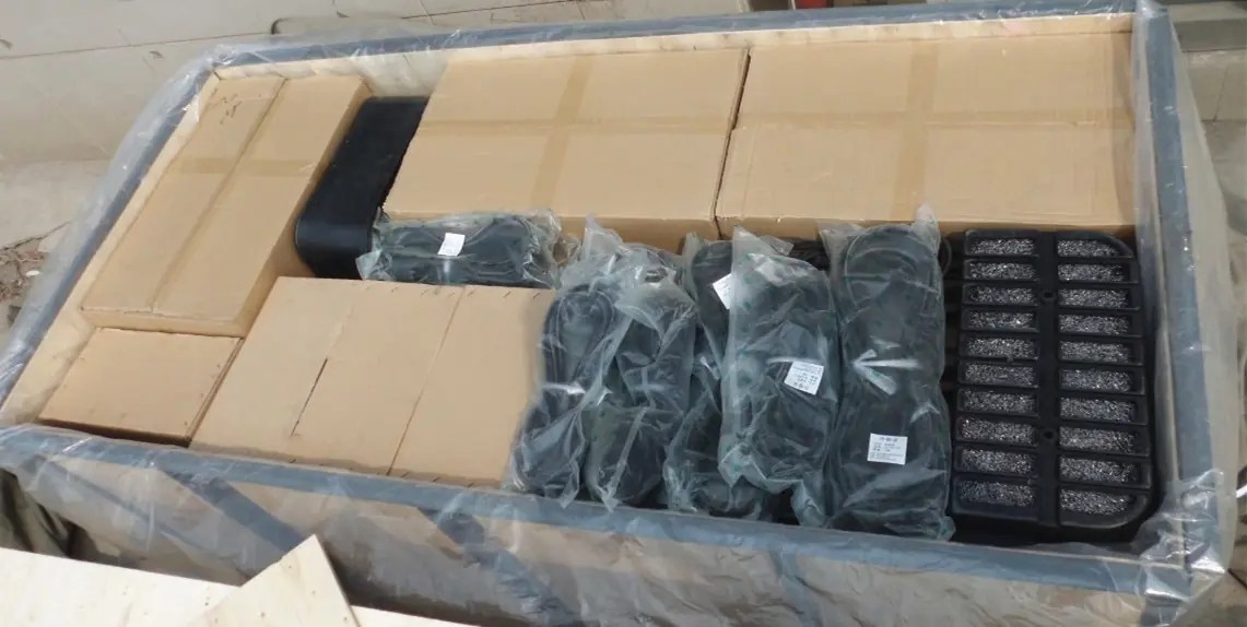 Dans la caisse à bois, les objets lourds en bas