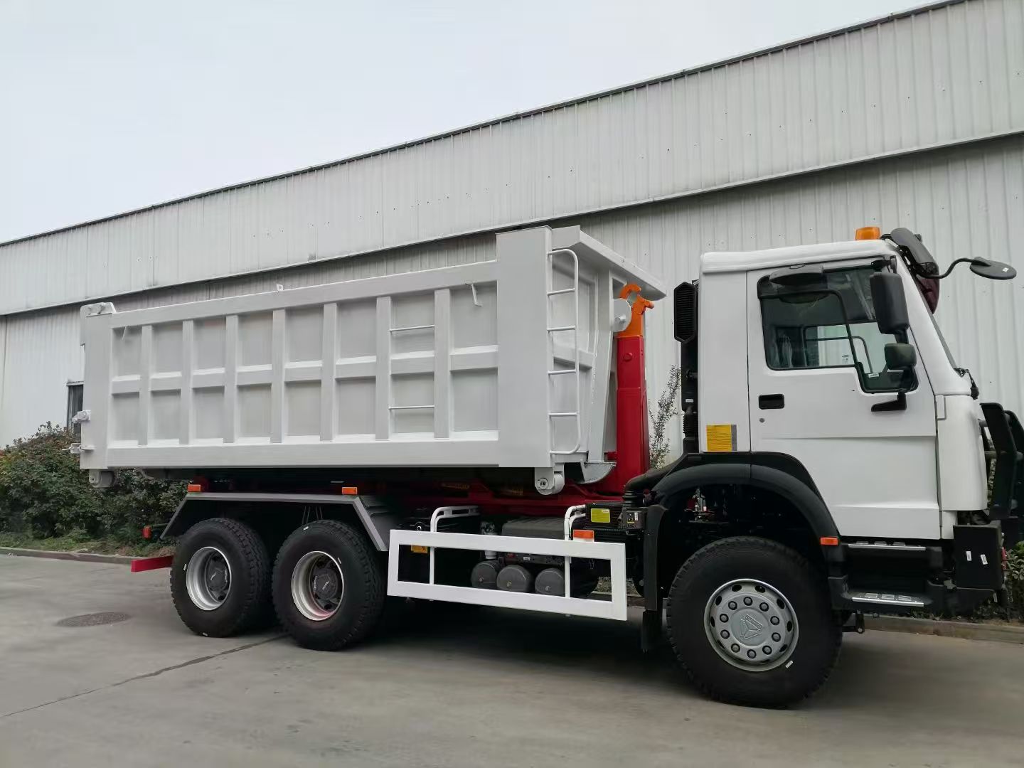 Camion-poubelle HOWO à 7 bras de levage