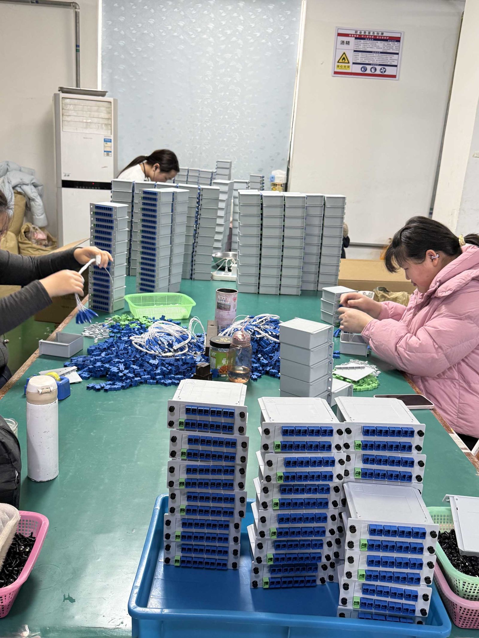 manual-assembly-of-fiber-optic-splitters