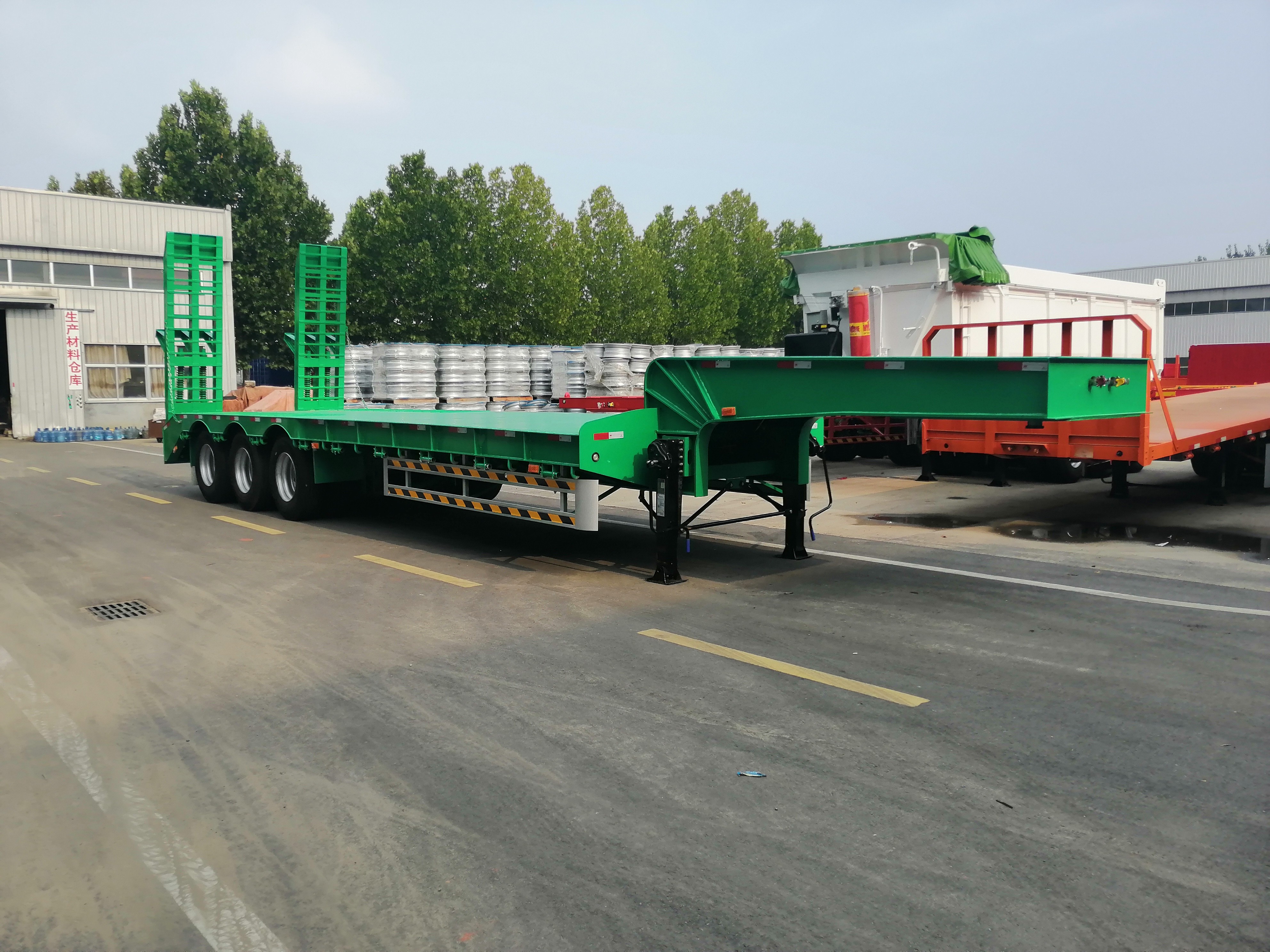 Green- 3-Axle 16m Low Flatbed Semi-Trailer Green- 3-Axle 16m Low Flatbed Semi-Trailer