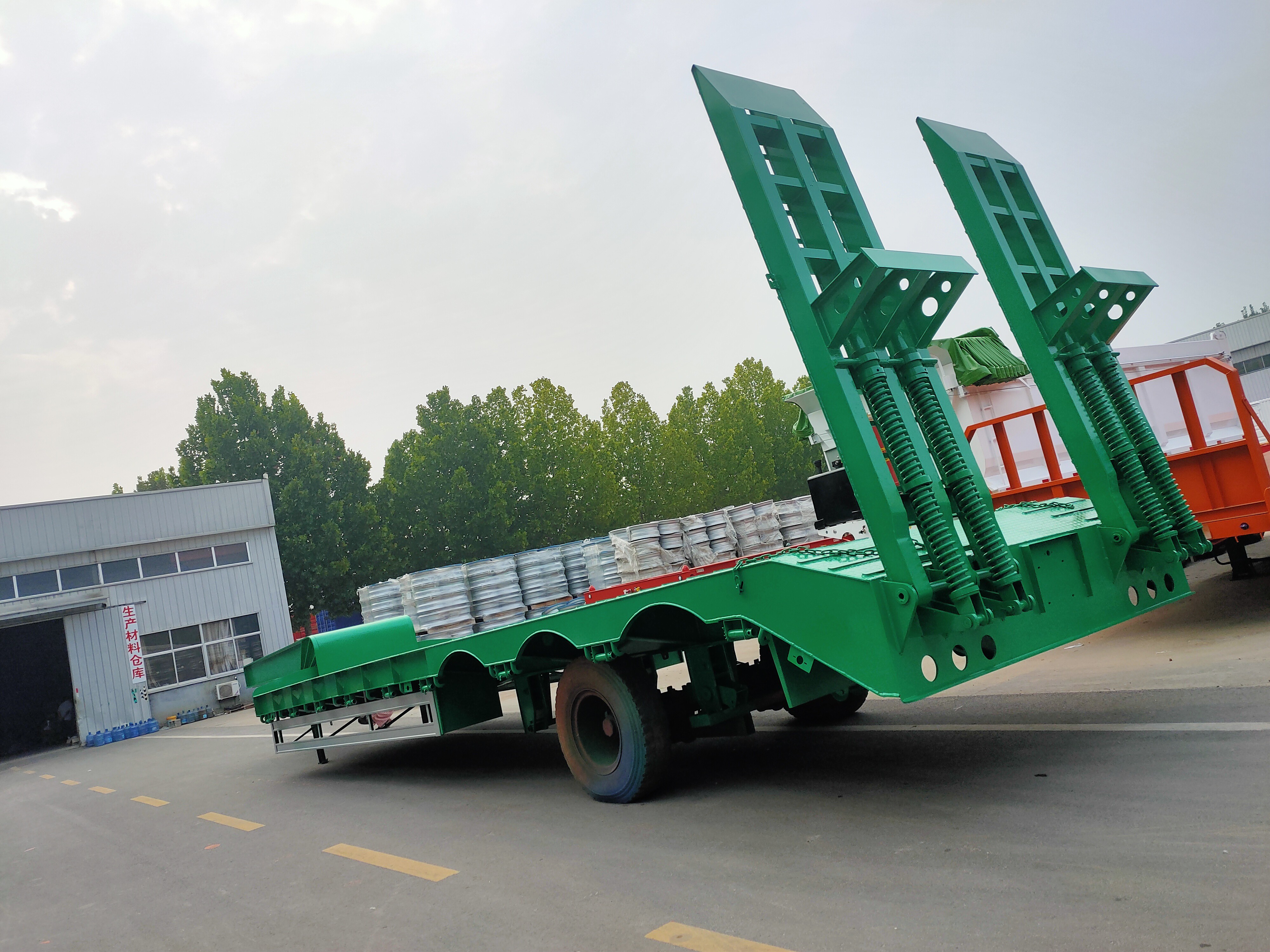 Green- 3-Axle 16m Low Flatbed Semi-Trailer Green- 3-Axle 16m Low Flatbed Semi-Trailer