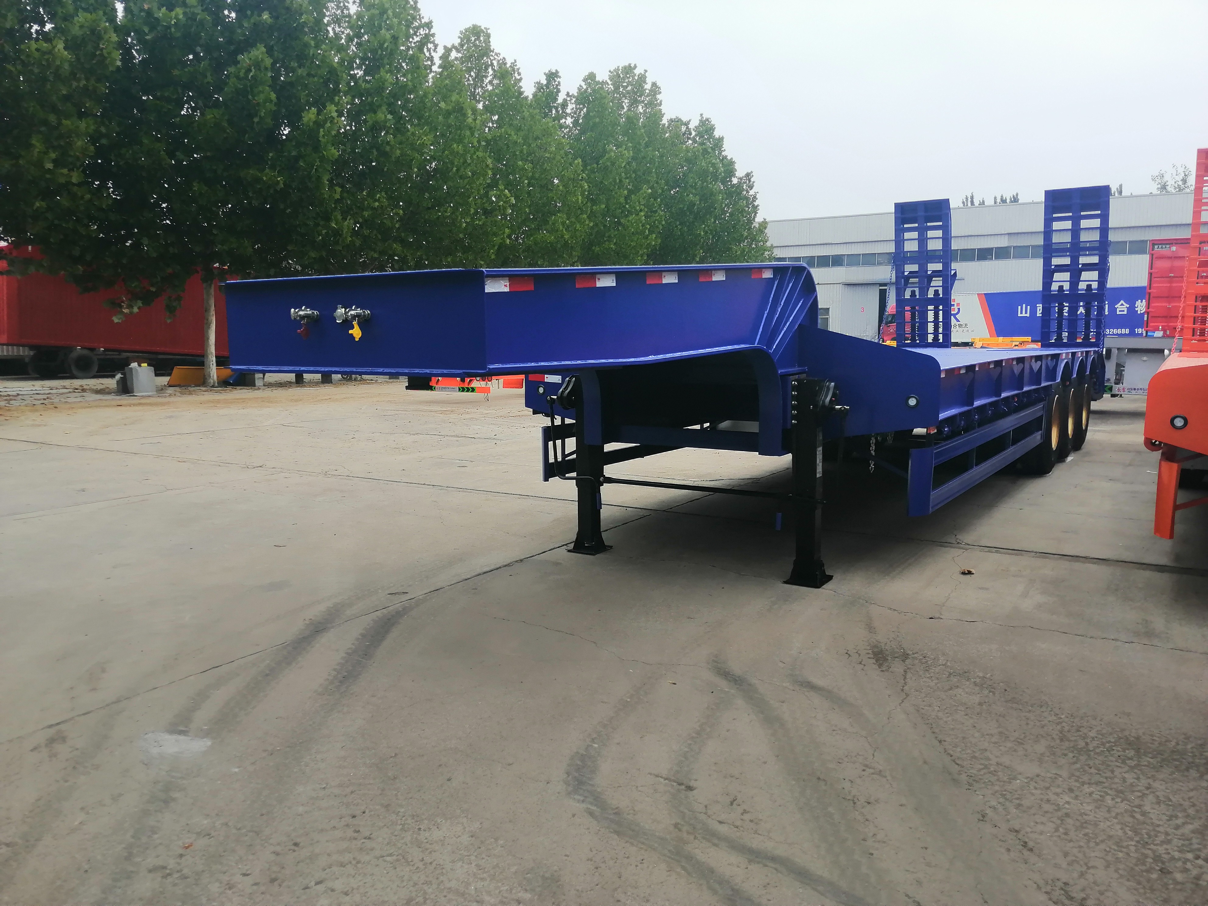 Blue- 3-Axle 16m Low Flatbed Semi-Trailer Blue- 3-Axle 16m Low Flatbed Semi-Trailer