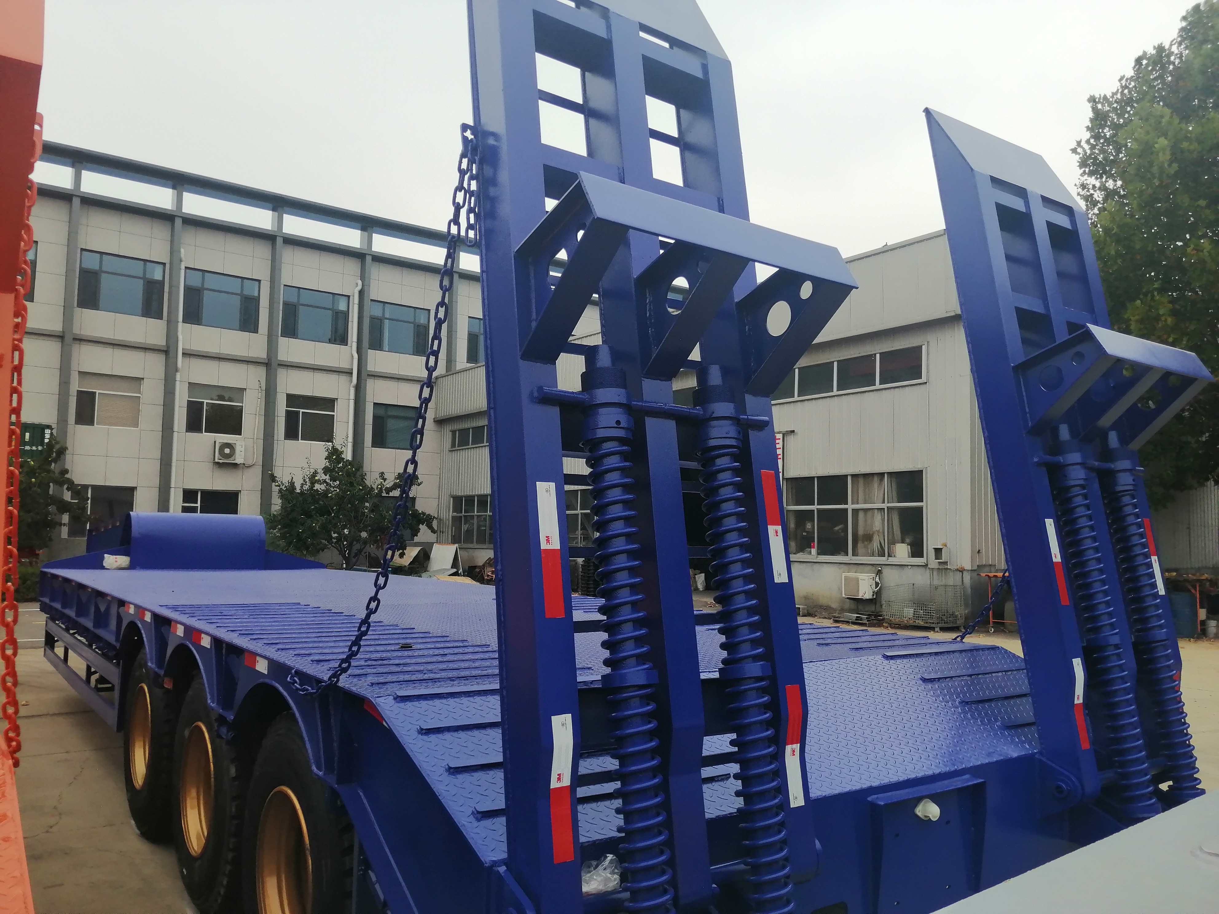 Blue- 3-Axle 16m Low Flatbed Semi-Trailer Blue- 3-Axle 16m Low Flatbed Semi-Trailer