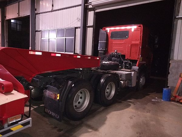 Four-axle flatbed truck