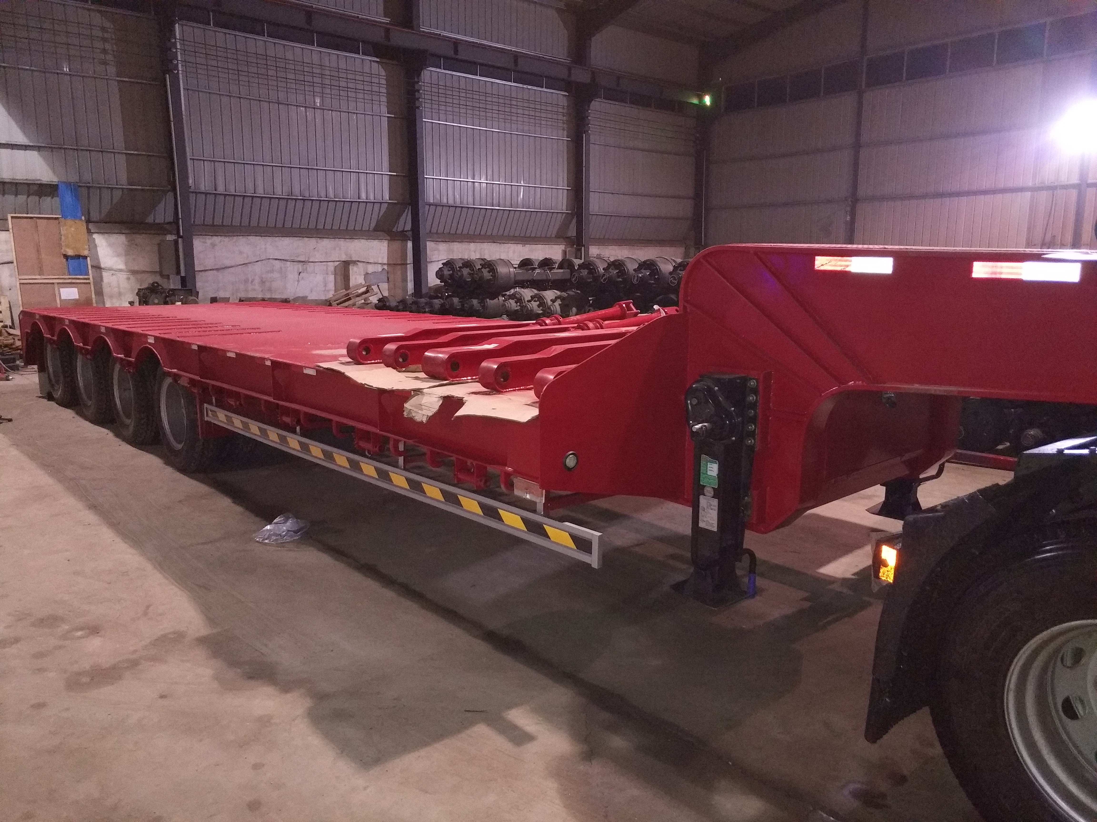 Four-axle flatbed truck