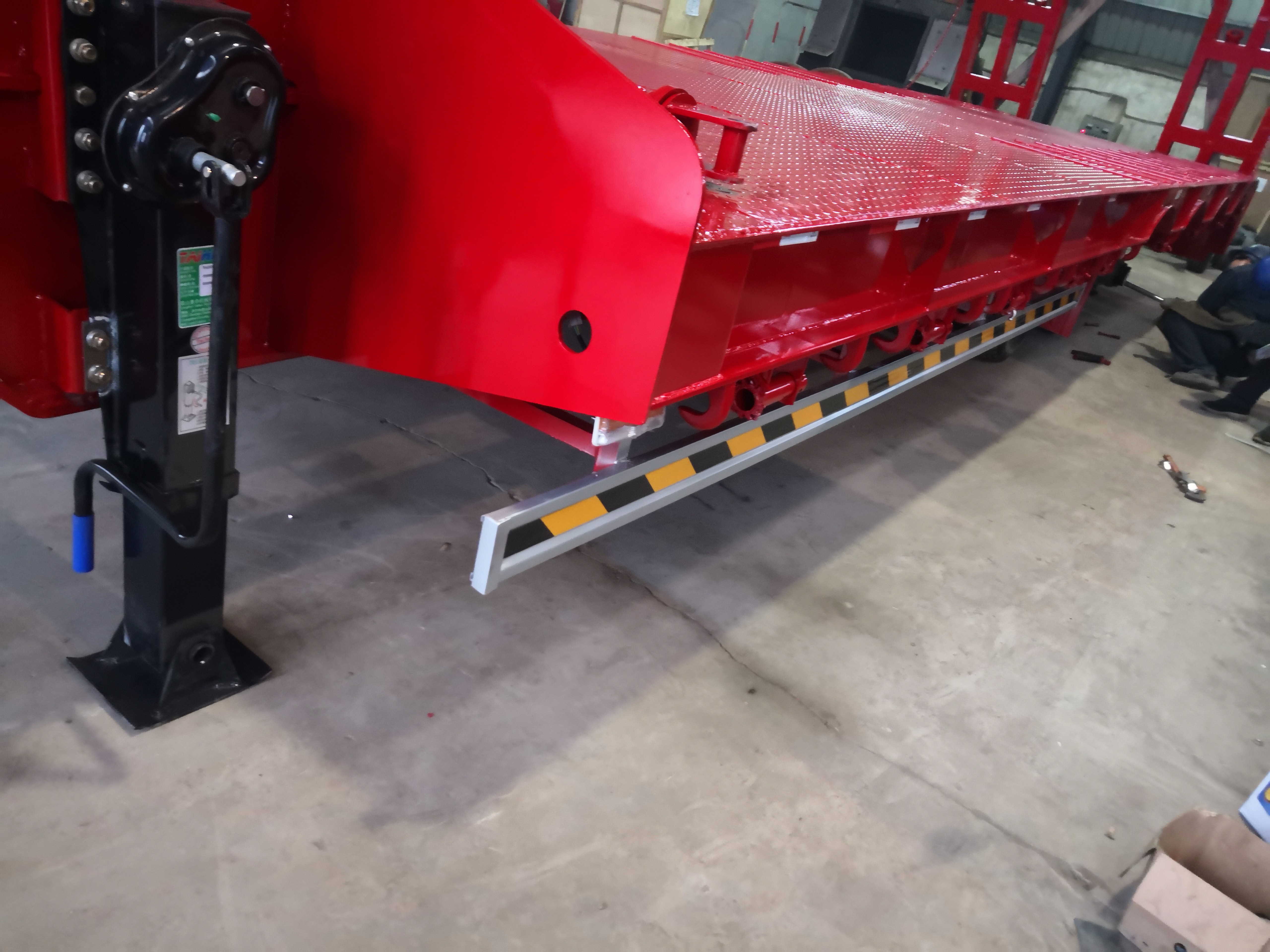 Four-axle flatbed truck