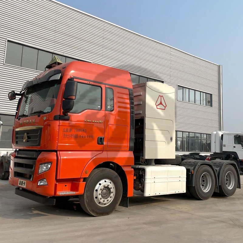 Sinotruk C7H Heavy Truck 440HP 6x4 CNG Tractor