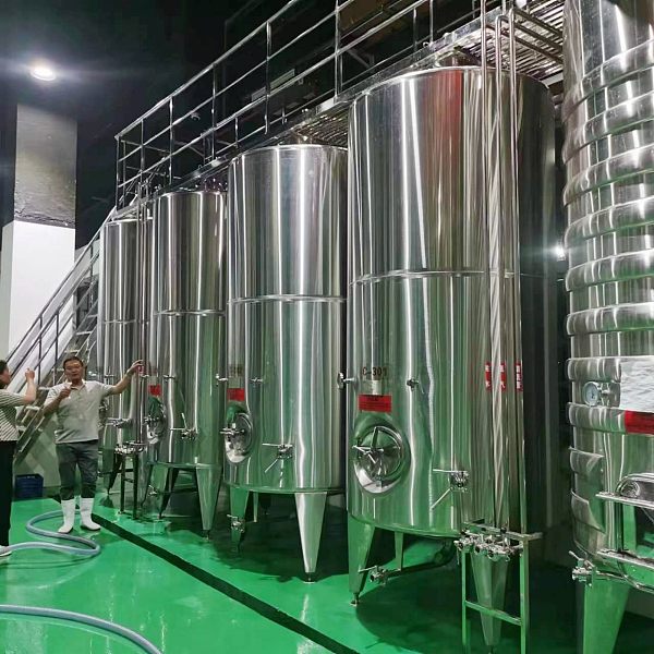 cuves de stockage de vin blanc