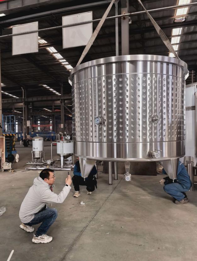 Un client du Mexique vient inspecter les réservoirs de tequila dans notre usine