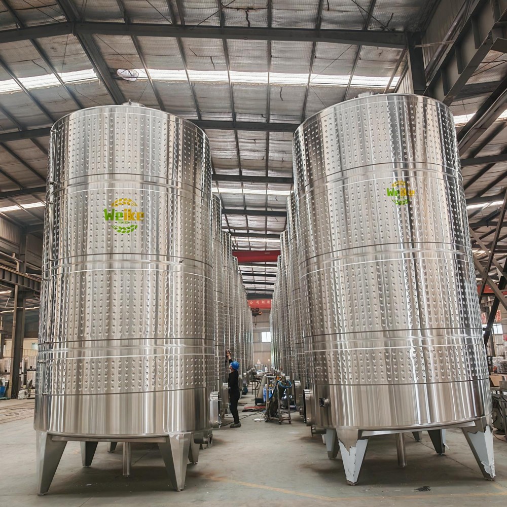 cuves de fermentation et de stockage de vin