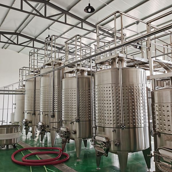 tanques de fermentação de vinho