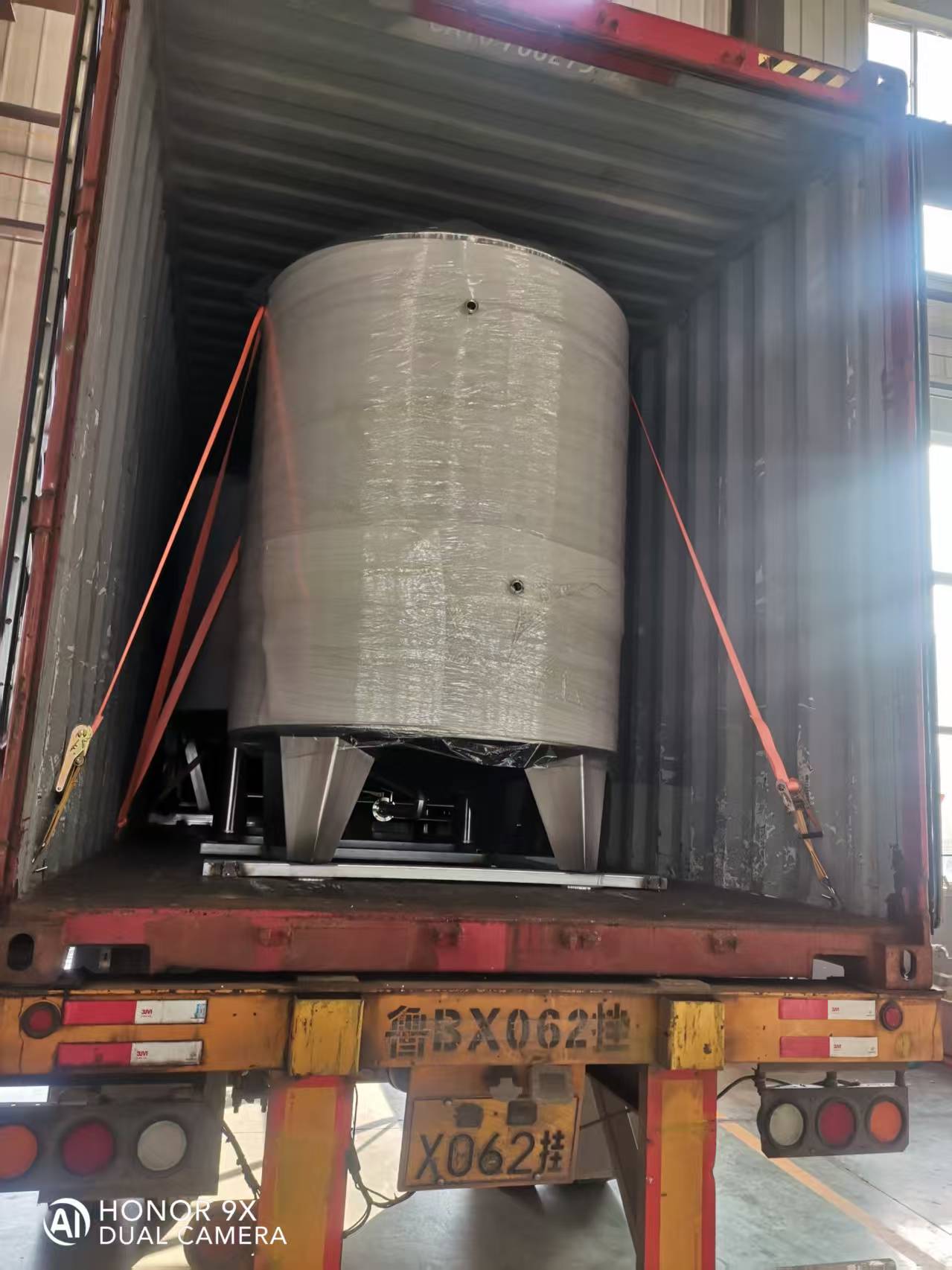 Carregamos Tanques de Vinho de Aço Inoxidável em Contêineres para Envio