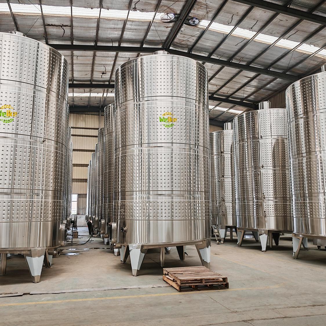 tanques de fermentação e armazenamento de vinho