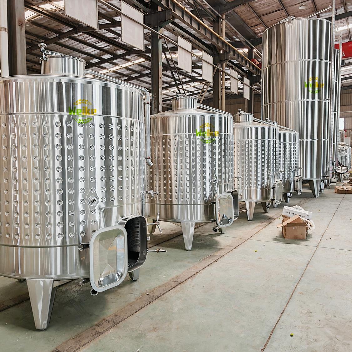 tanques de fermentação de vinho tinto