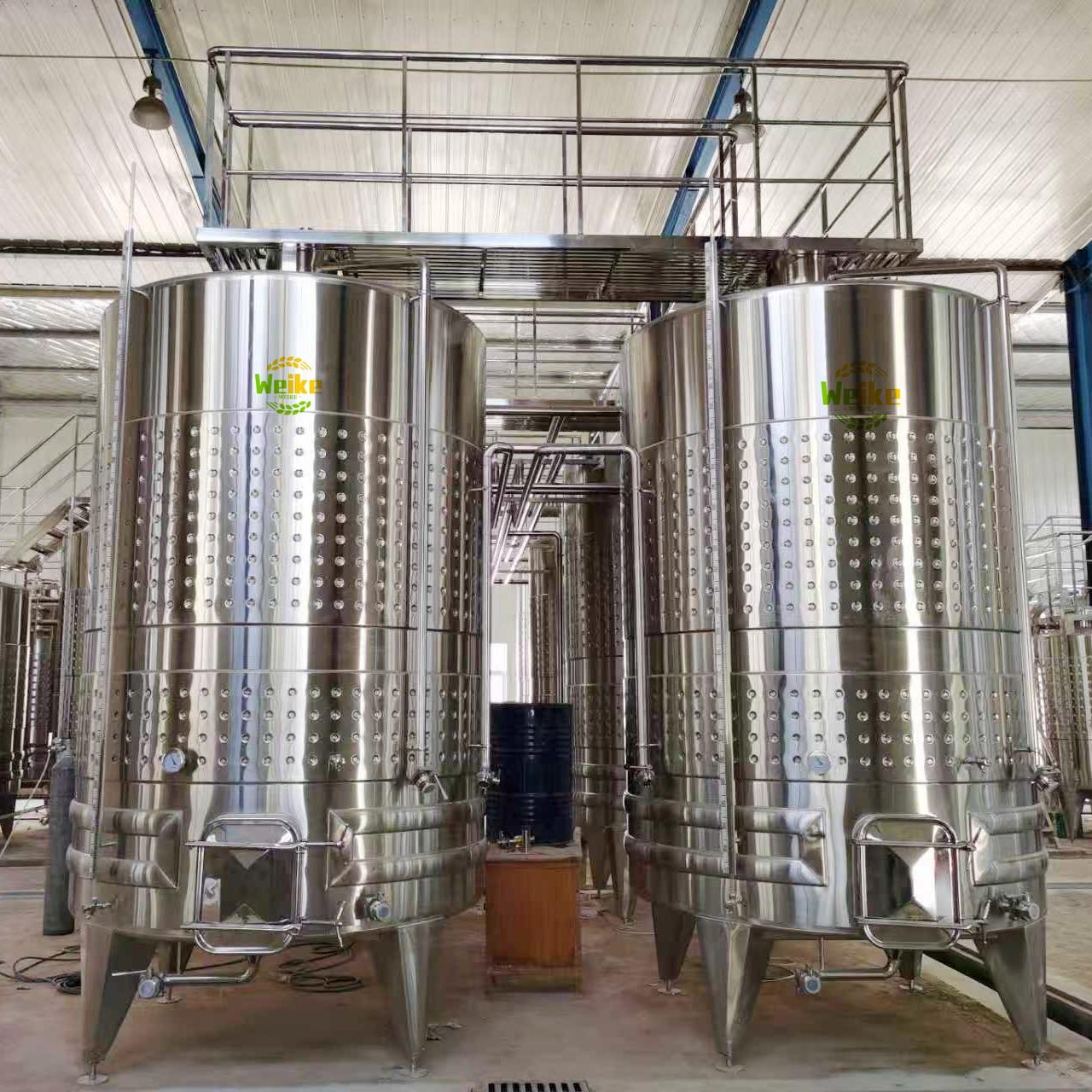 tanques de fermentação de vinho tinto com jaqueta de resfriamento