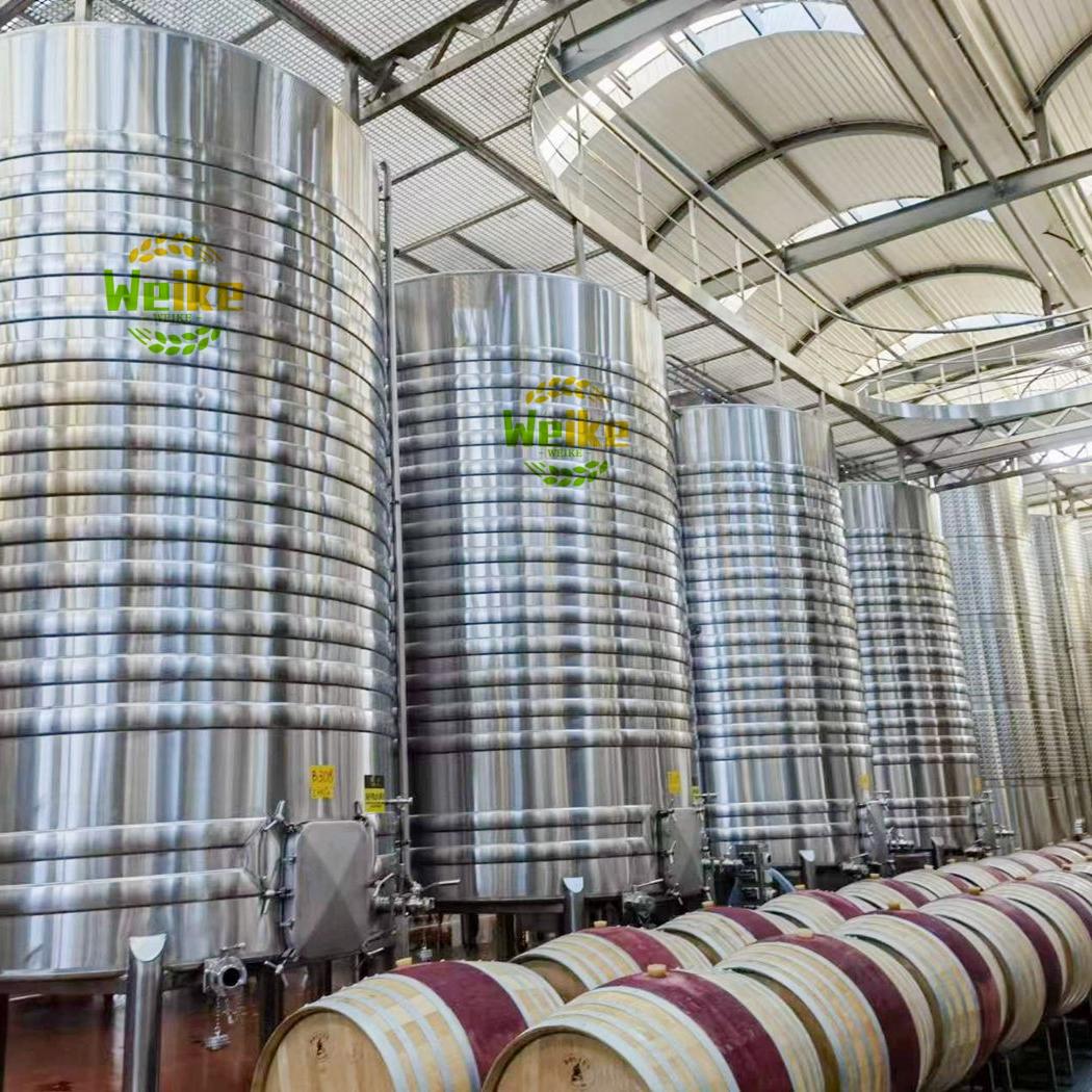 tanques de vinho com serpentina de resfriamento em espiral