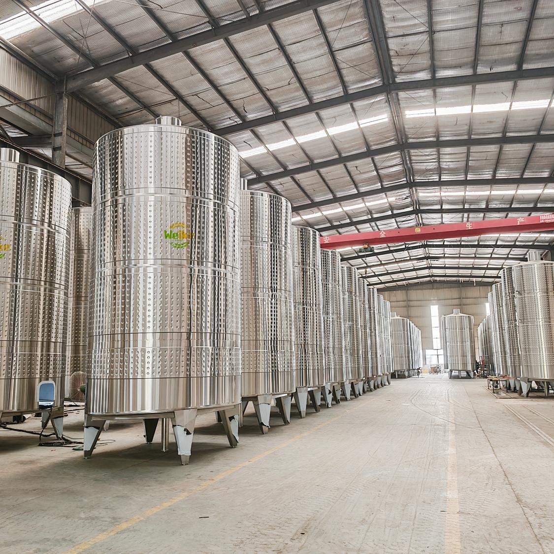 tanques de vinho fechados em aço inoxidável