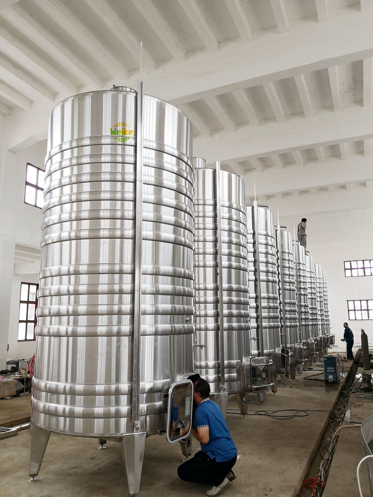 tanques de vinho com serpentina de resfriamento em espiral