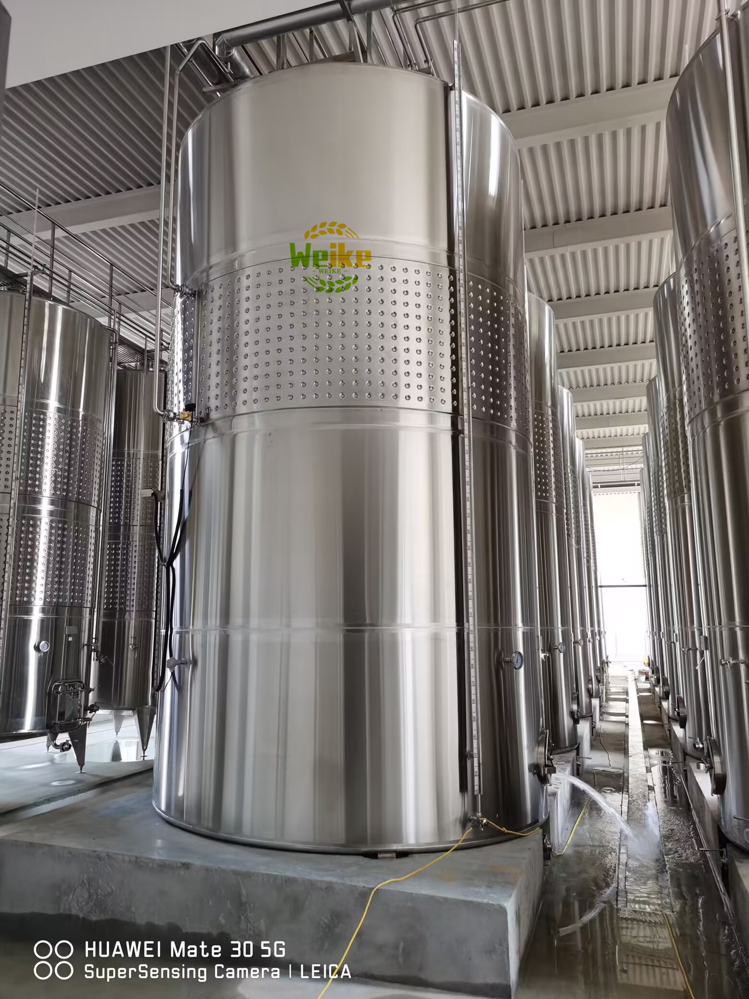 tanques de vinho fechados em aço inoxidável