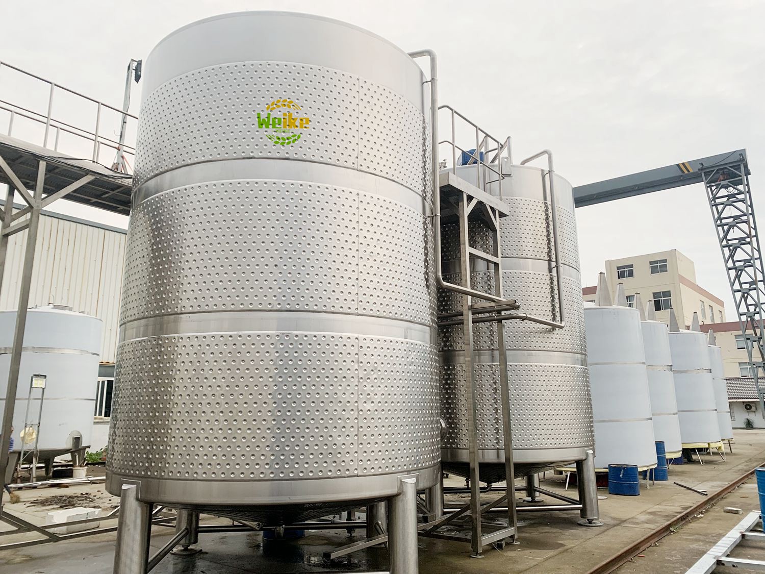 tanques de vinho fechados em aço inoxidável