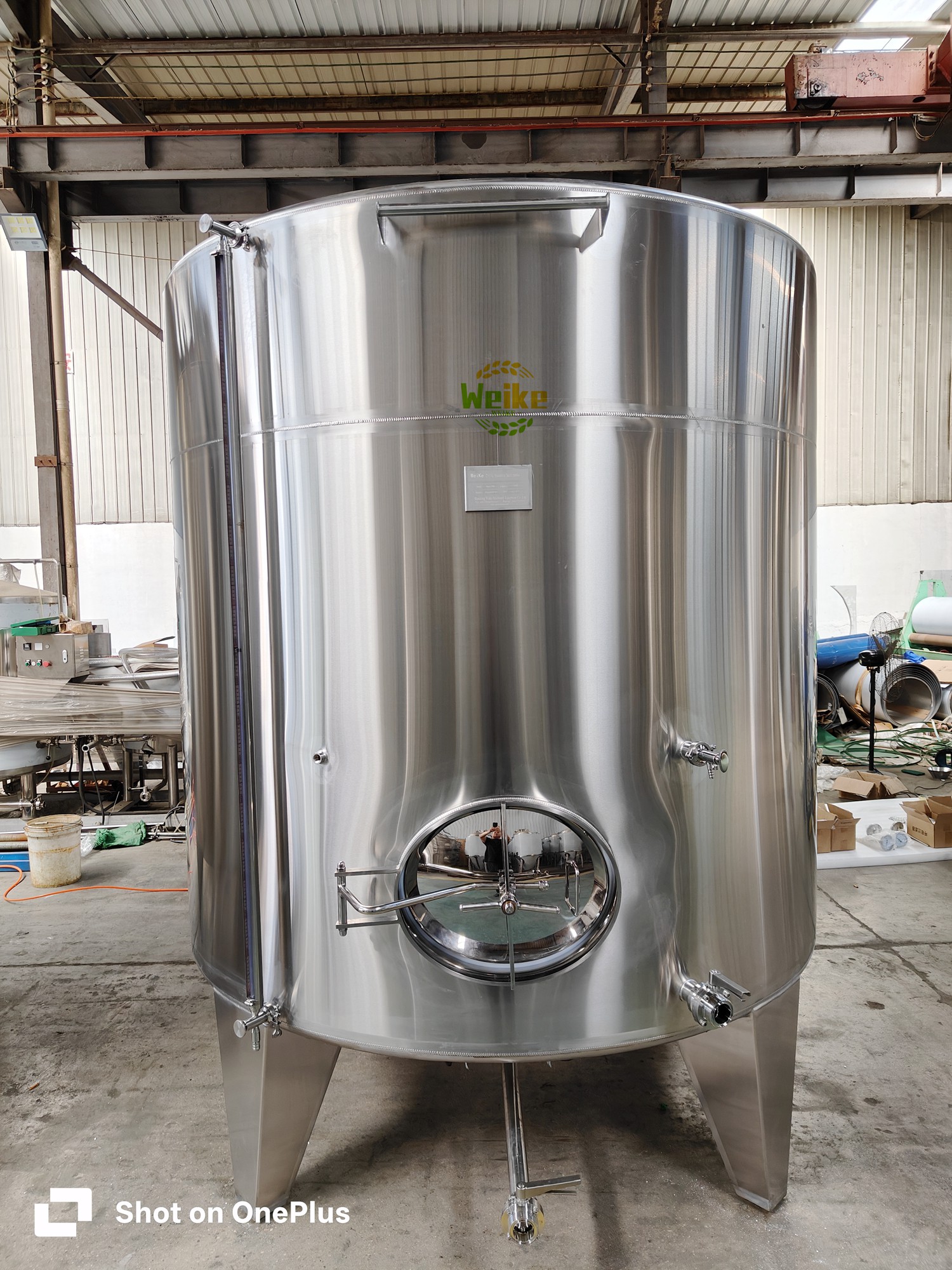 tanques de armazenamento de vodka, uísque, tequila e bebidas espirituosas