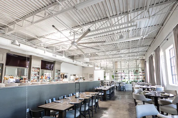 Quạt HVLS Yên Tĩnh cho Mục Đích Thương Mại: Chọn Quạt Trần Công Nghiệp Tốt Nhất cho Không Gian Thương Mại Lớn