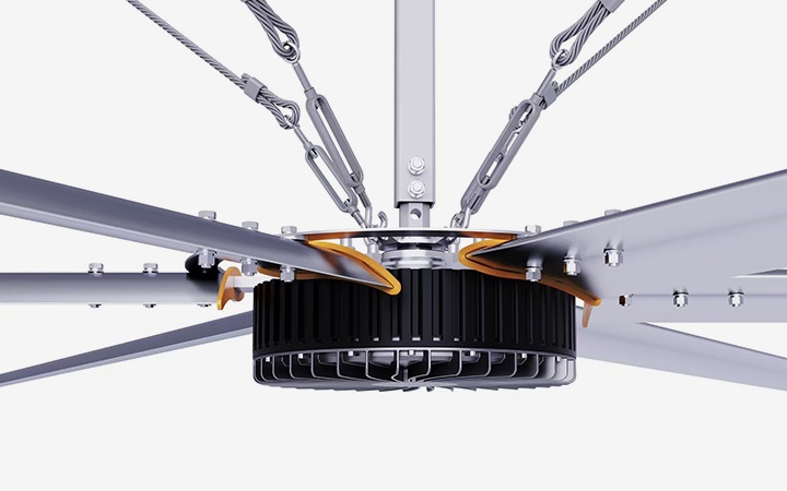 مراوح HVLS الكبيرة مقابل المراوح الصناعية الصغيرة: 5 اختلافات جوهرية لتحقيق تهوية مثالية