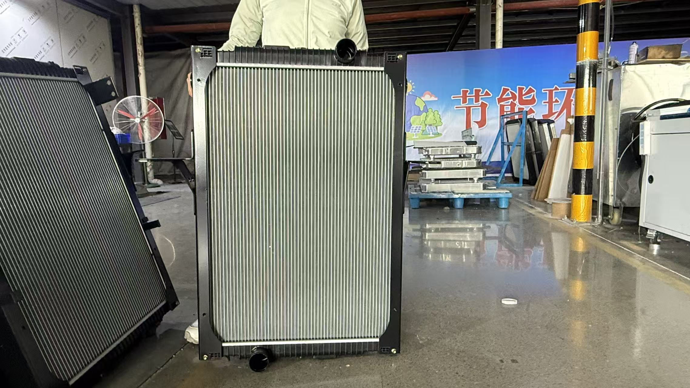 XD028 沃尔沃散热器