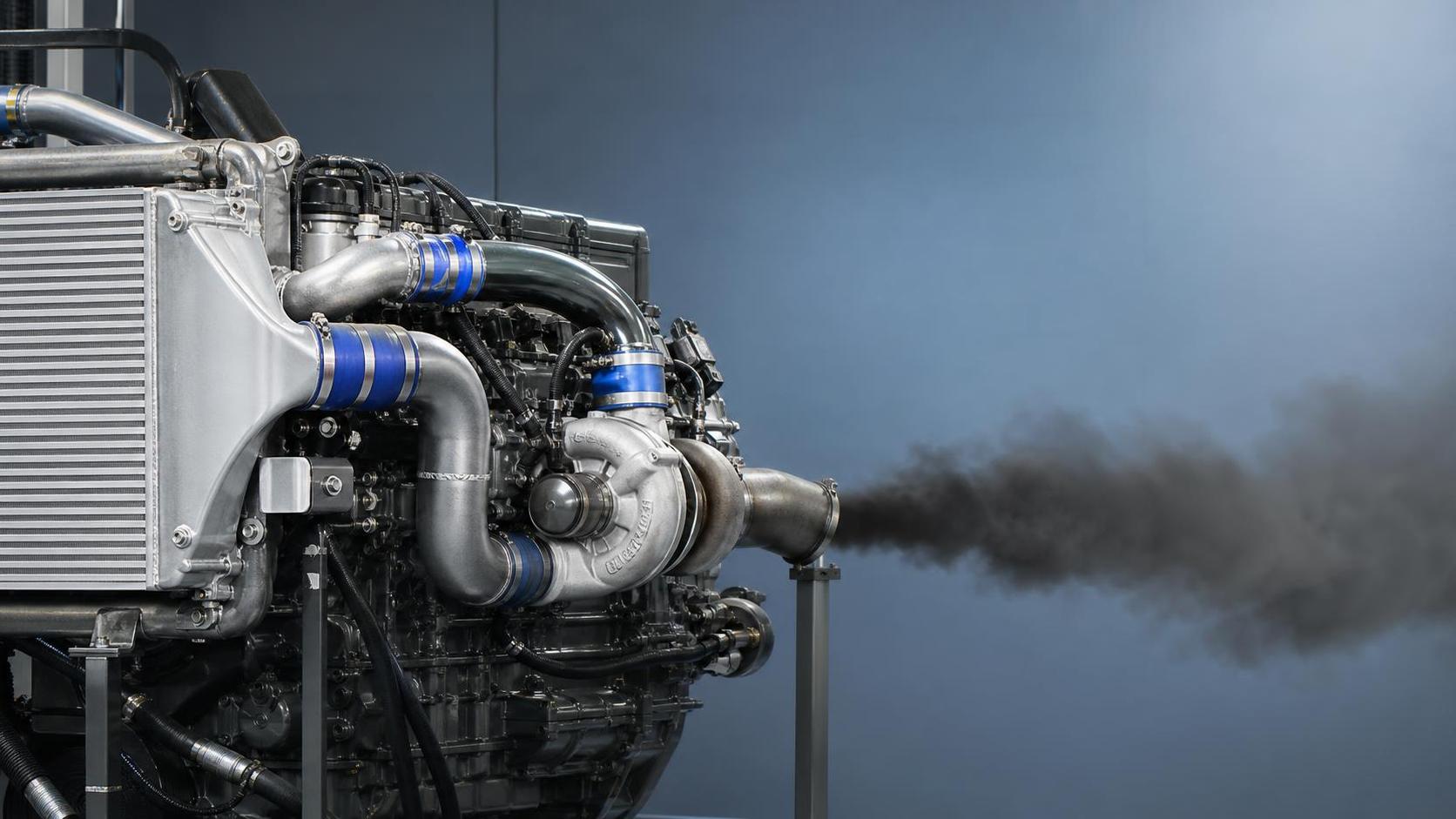 ¿Pueden las fugas del intercooler causar humo negro durante la aceleración?