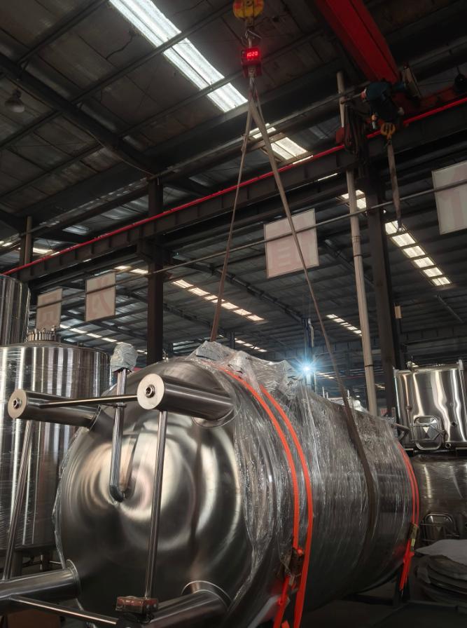 2025년 12월 15일 적재 전에 탱크의 중량을 측정합니다