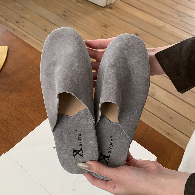 Spring and summer new cow suede flat bottom soft, comfortable, breathable and stylish for wearing. One foot kick grandma anti slip toe cap, half drag