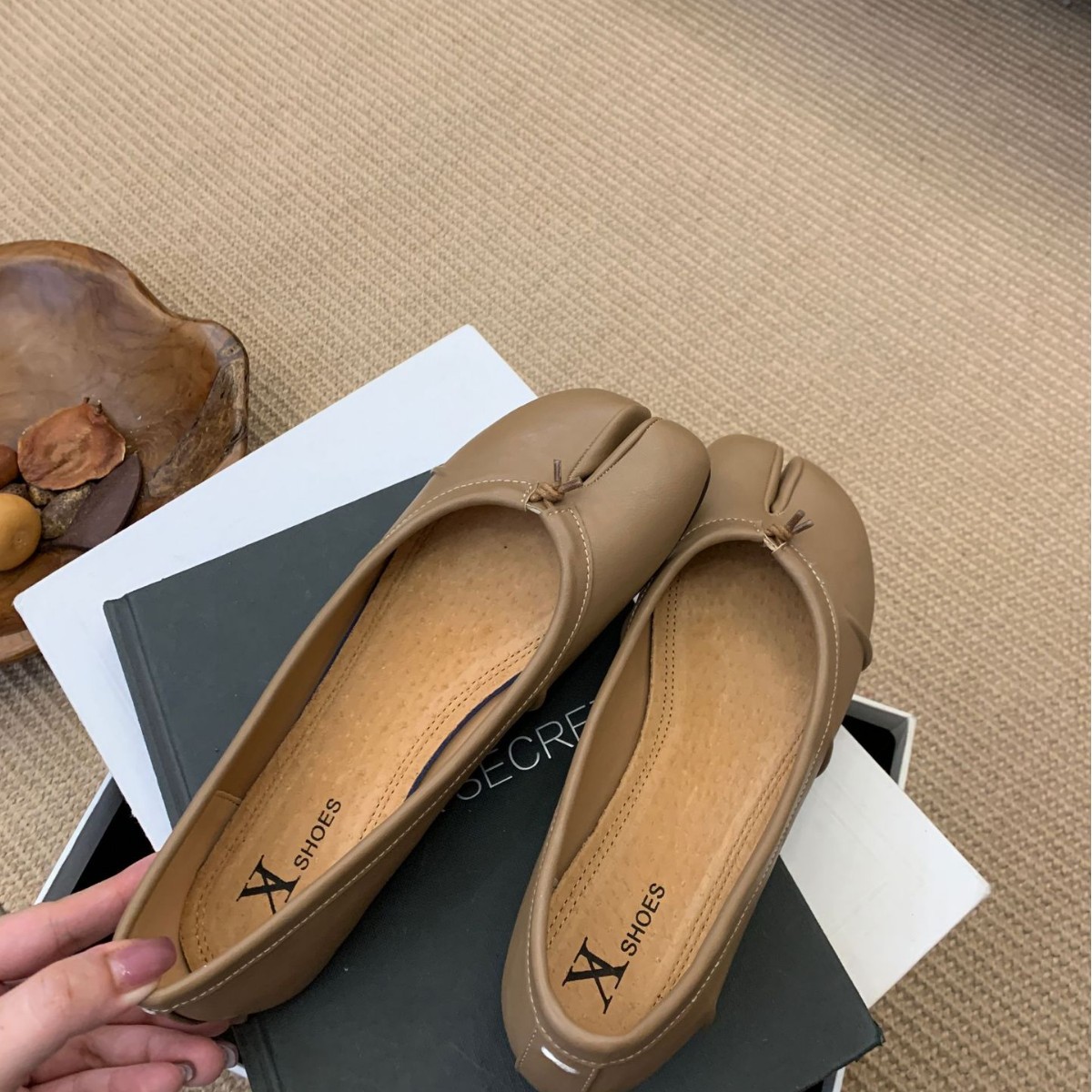 Microfiber leather version pleated ballet shoes, split toe single shoes, pig trotters, one foot shallow mouth, niche style for women