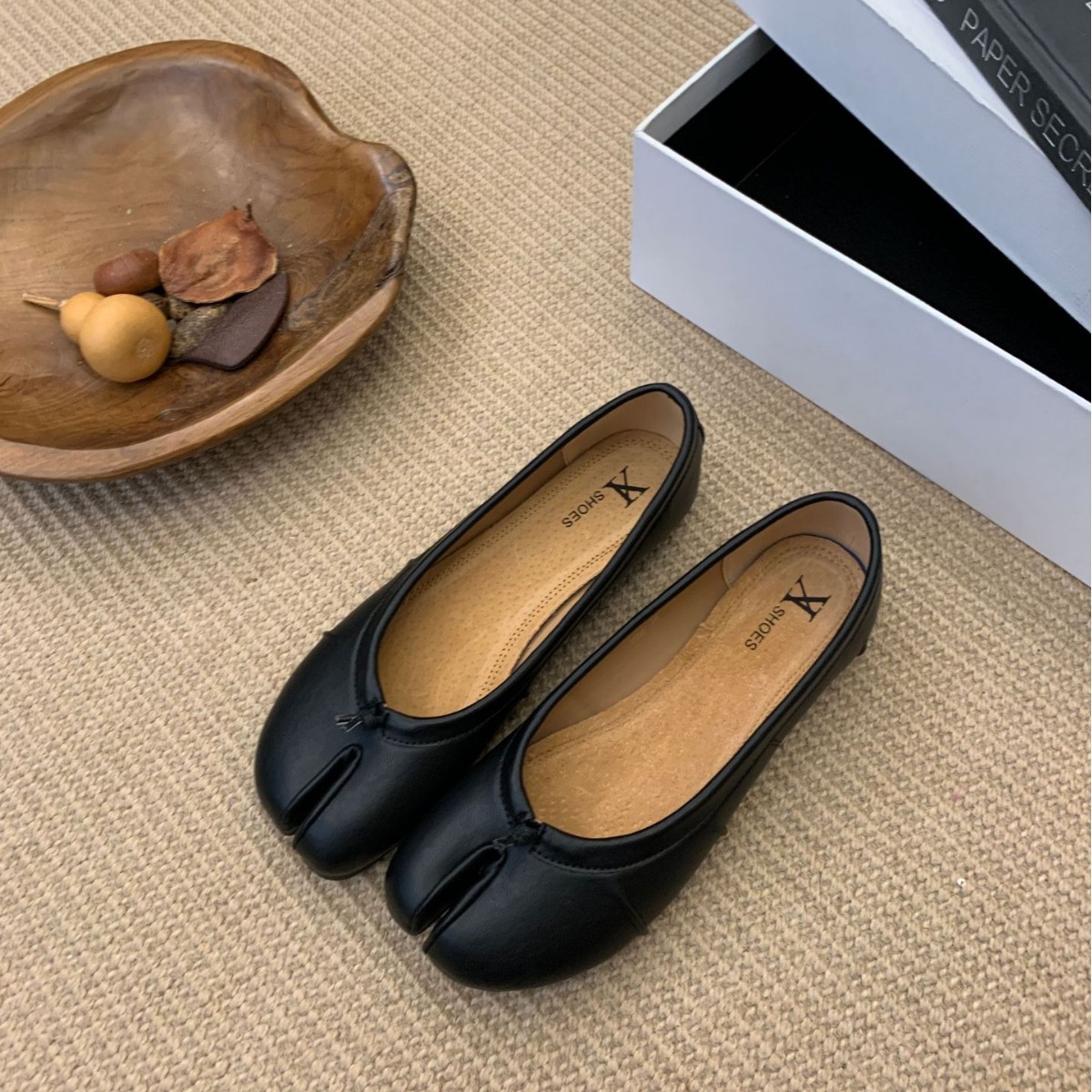 Microfiber leather version pleated ballet shoes, split toe single shoes, pig trotters, one foot shallow mouth, niche style for women
