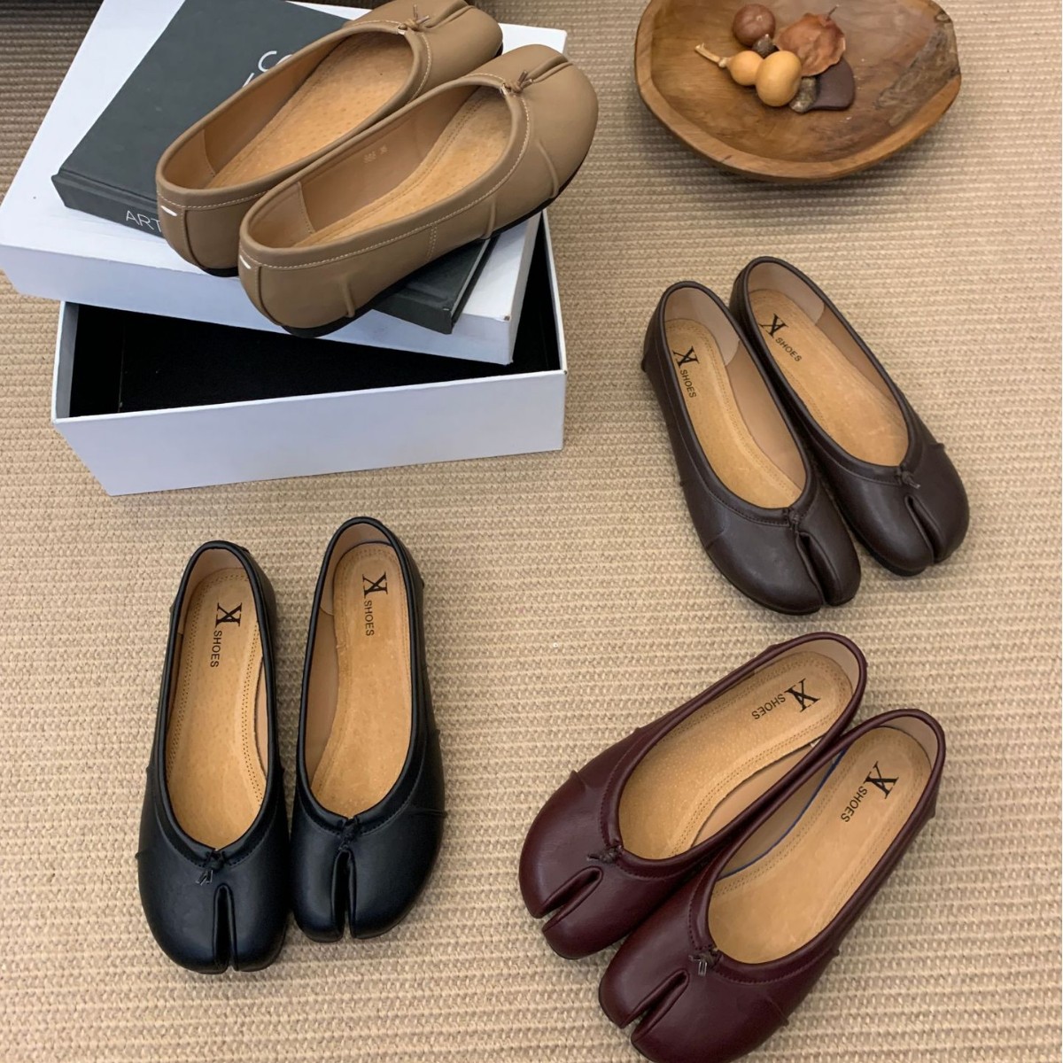 Microfiber leather version pleated ballet shoes, split toe single shoes, pig trotters, one foot shallow mouth, niche style for women