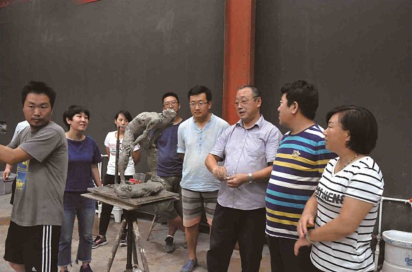 Professor Sun Wei (third from right), renowned sculptor and professor at the Central Academy of Fine Arts, in Hebei Province