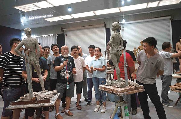 Professor Huang Xingguo (third from left), renowned sculptor and professor at the College of Arts, Hebei Normal University, teaching at the Hebei Advanced Sculpture Workshop