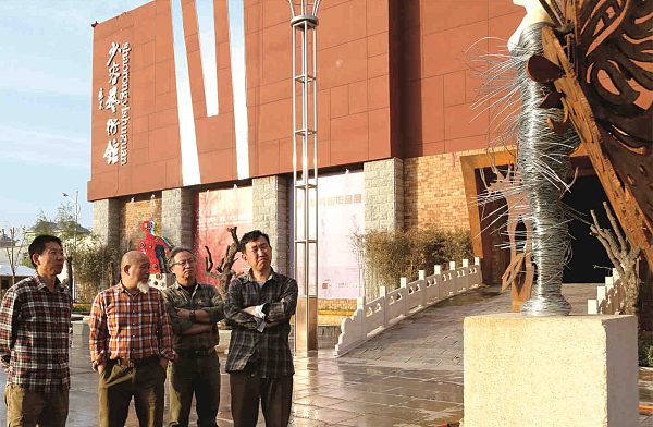 From right to left: art critic Chen Peiyi, Professor Pan Yiqun of the Academy of Arts & Design at Tsinghua University, Professor Huang Xingguo of Hebei Normal University, and Yang Yuewu, Secretary-General of the Hebei Sculpture Guidance Committee, at the Hebei Provincial Sculpture Competition.