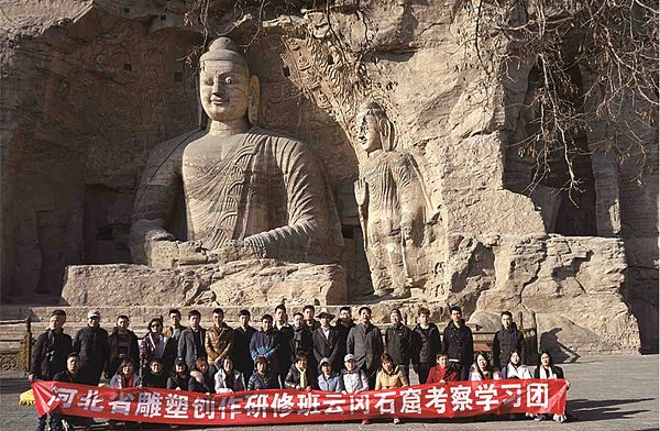 Students of the Hebei Sculpture Creation Workshop conduct a study tour at the Yungang Grottoes.