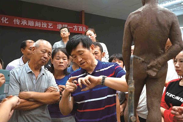 Professor Shi Cun, renowned sculptor and professor at the Xi’an Academy of Fine Arts, and Wang Shuchang, Master of Chinese Arts and Crafts, giving a lecture at the Hebei Advanced Sculpture Workshop.