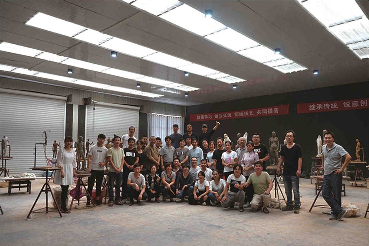 Students and mentors of the Hebei Sculpture Creation Workshop taking a group photo to commemorate the occasion.