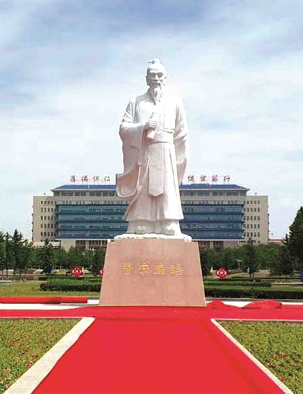 Bian Que Statue